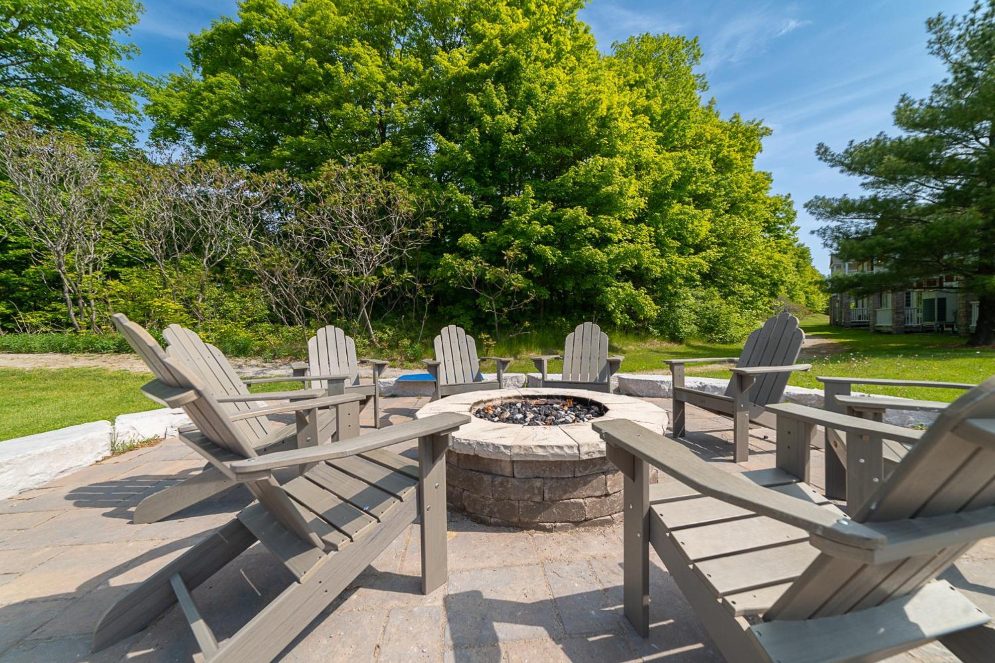 Horseshoe Valley Suites - The Aurora Shanty Bay Exterior photo